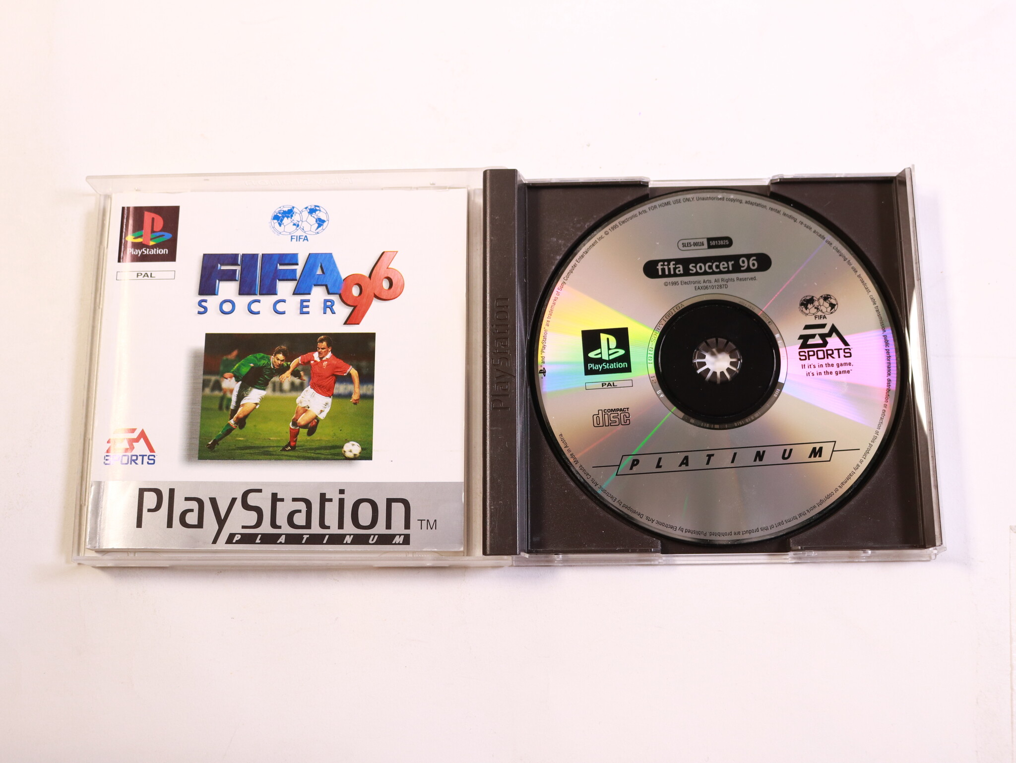 Playstation 1 - FIFA Soccer 96 [Platinum] - productfoto 2