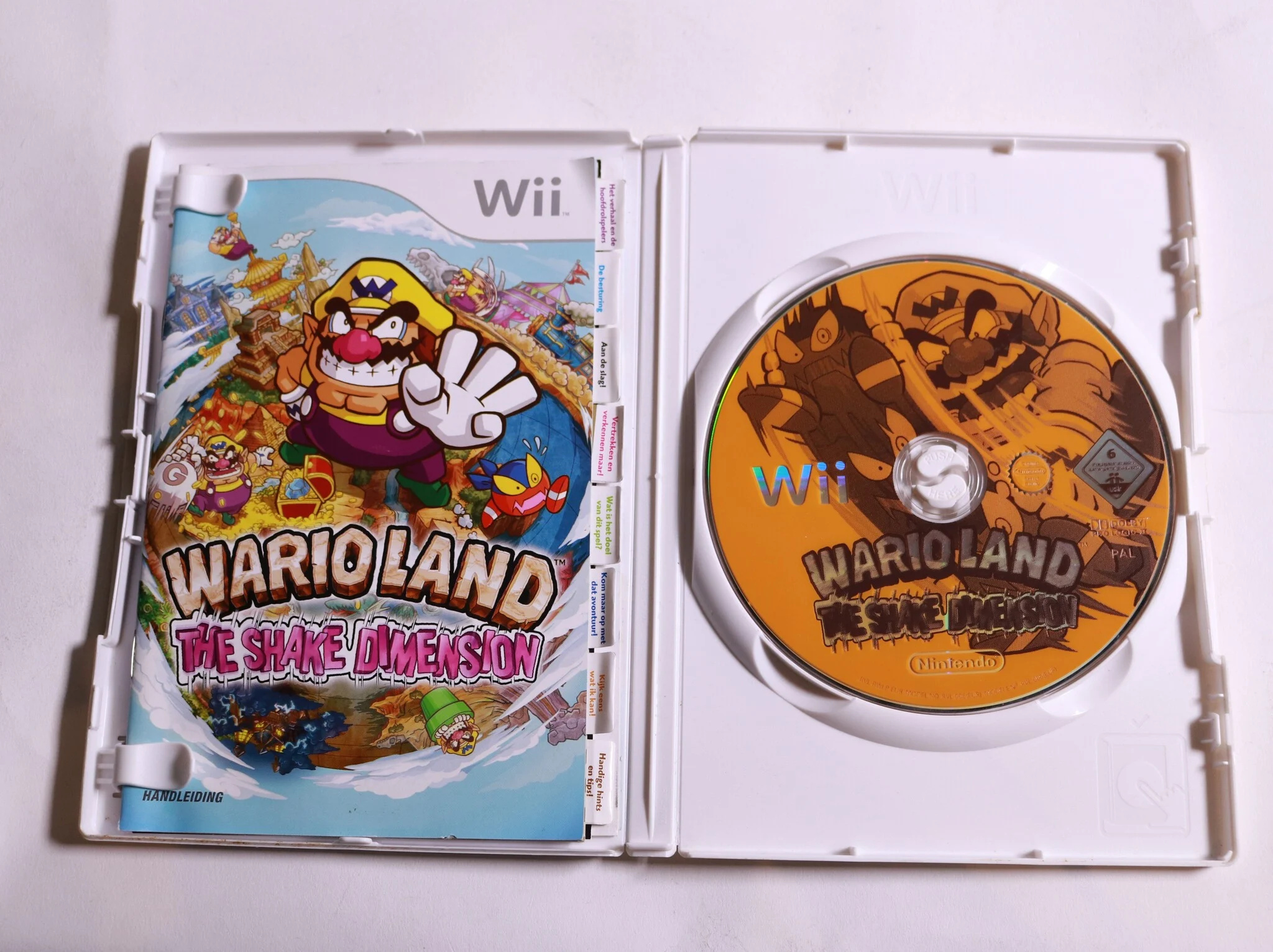Wii - Wario Land: Shake It! - productfoto 3