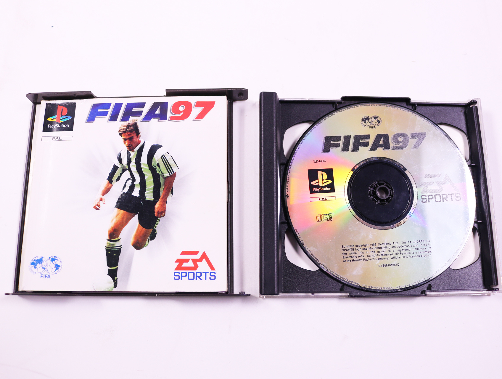 Playstation 1 - FIFA Soccer 97 - productfoto 2