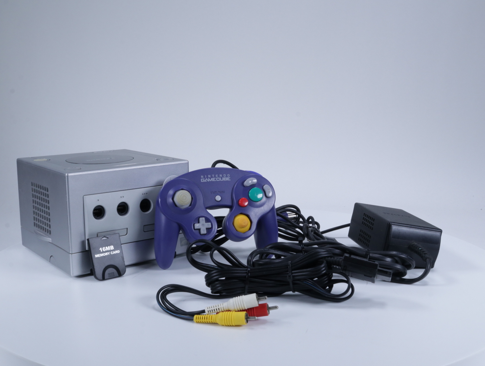 GameCube - Console DOL-001 Zilver [Paarse Controller / 1 Klepje Onderkant mist] - productfoto 4