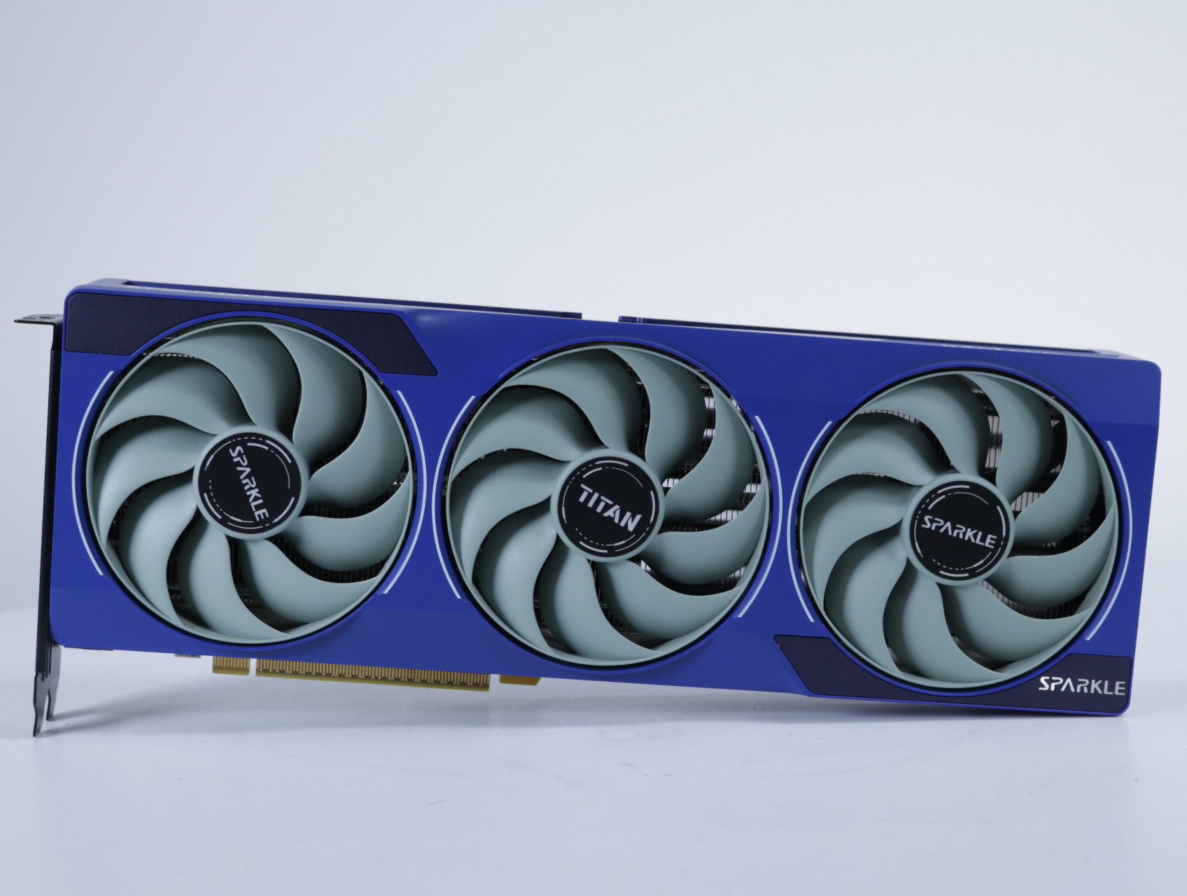 Intel Arc B580 TITAN OC - Sparkle - productfoto 2