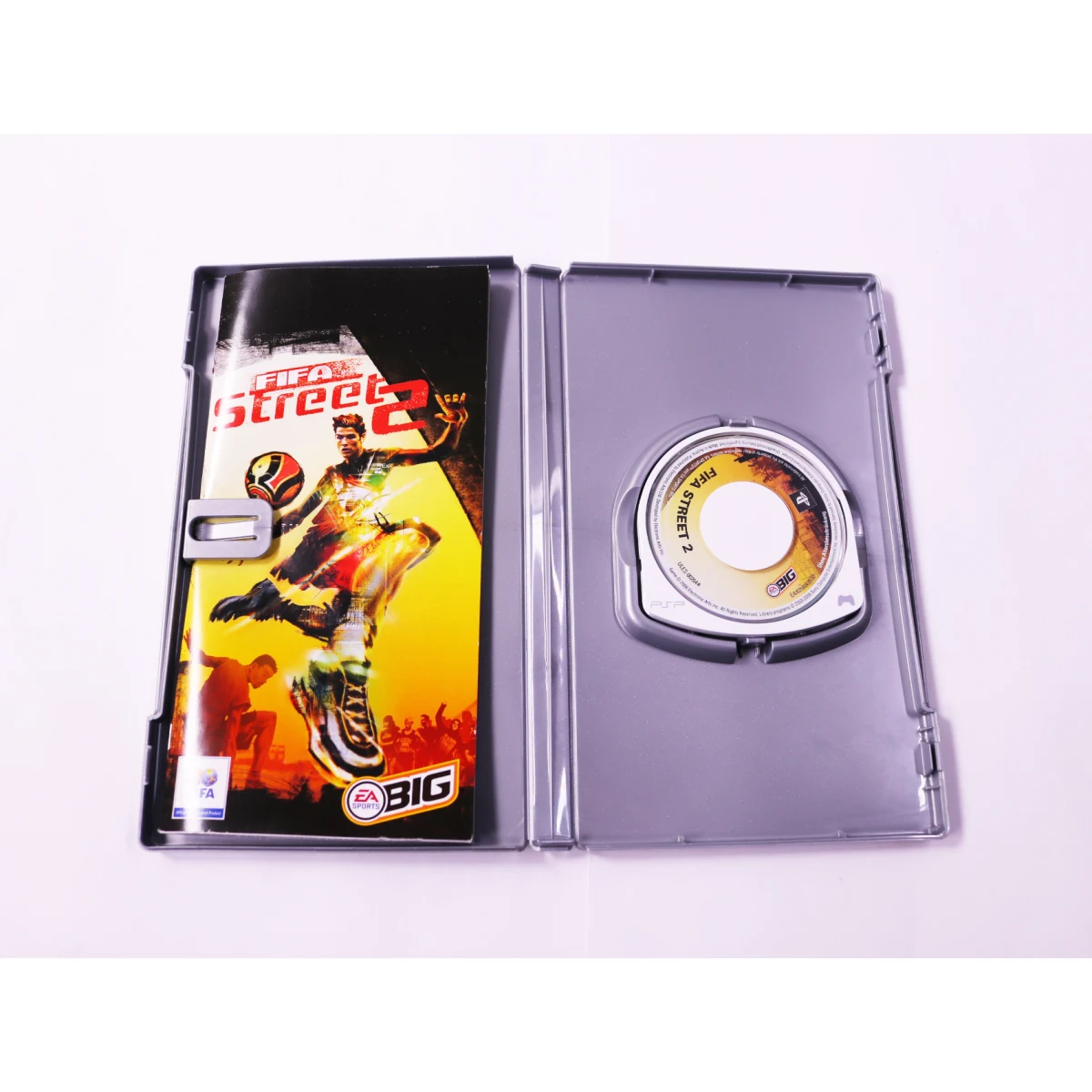 PSP - FIFA Street 2 [Platinum] - productfoto 2