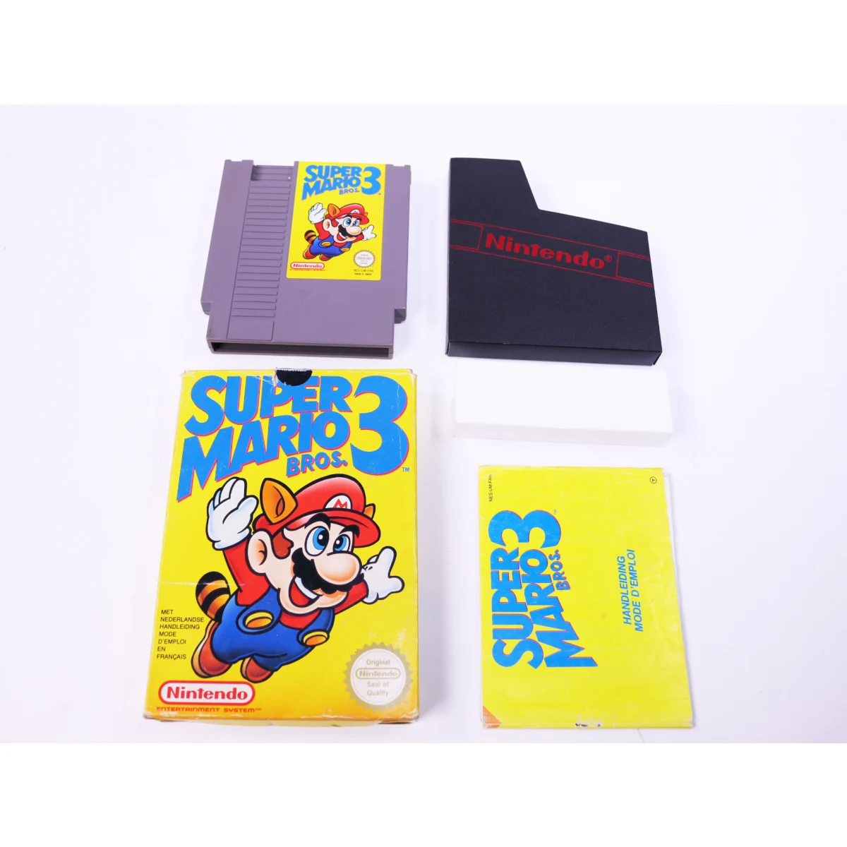 NES - Super Mario Bros 3 - Boxed CIB